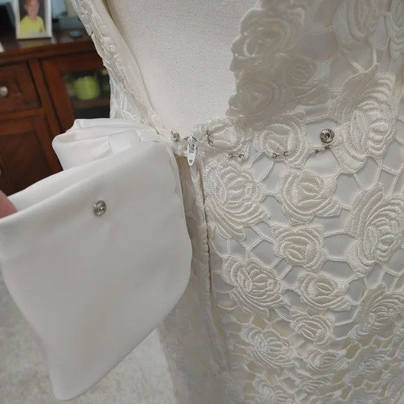 VINTAGE 90'S DEMETRIOS LACE OVERLAY WEDDING DRESS WITH TRANE, OFF-WHITE/WHITE 10 - Picture 15 of 16